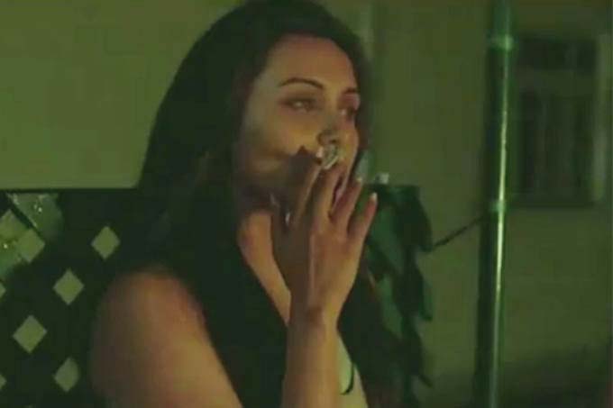 rani-mukherjee-smoking