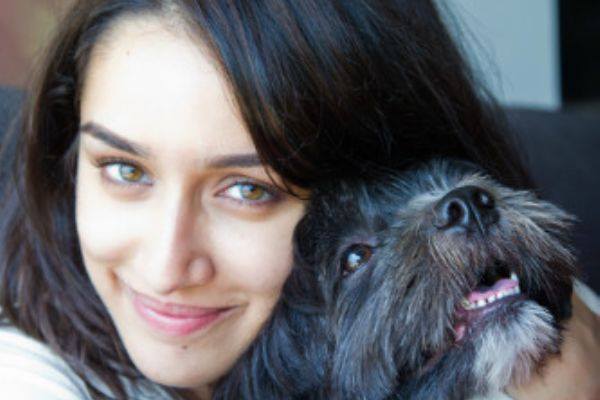 shraddha-kapoor-poses-with-her-pet-dog